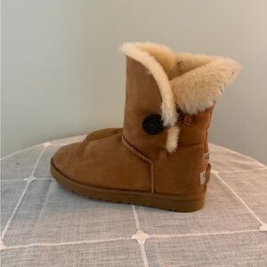 UGG Bailey Button Chestnut Size 9